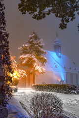 Stadtkirche Limbach-Oberfohna im Winter bei Nacht im Nebel
