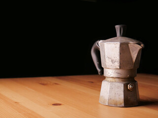 Caffettiera vecchia su tavolo di legno