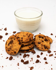 Deliciosas galletas caseras de vainilla y avena con chispas de chocolate, acompañadas con un vaso de leche