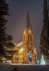 Fototapeta na wymiar Evangelisch-Lutherische Kirche Hartmannsdorf im Winter bei Nacht im Nebel