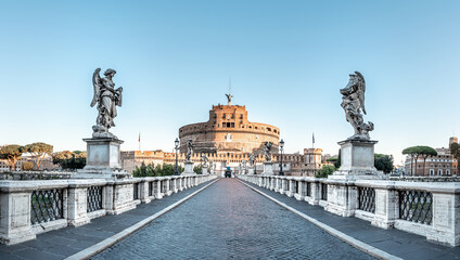 Engelsburg und Engelsbrücke in Rom, Italien - obrazy, fototapety, plakaty