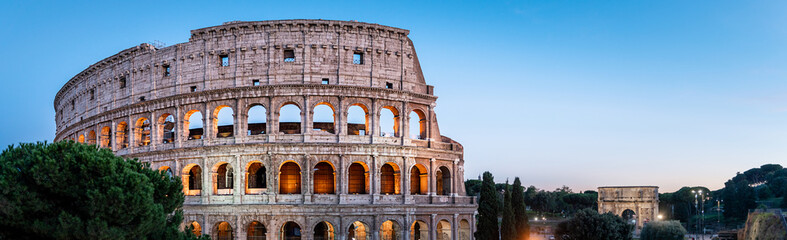 Kolosseum Panorama bei Nacht in Rom, Italien - obrazy, fototapety, plakaty