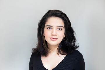 Fototapeta premium portrait of a beautiful girl on gray background