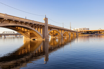 Fototapeta premium Sunset view of the Tempe Town Lake Rural Road Bridge