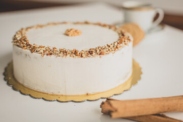 Torta blanca con canela