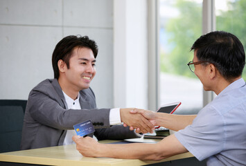 Financial advisor giving retirement advice to old man 