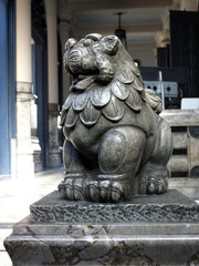 日本の寺にある獅子の彫刻