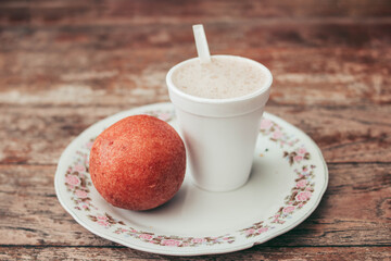 desayuno Colombiano de buñuelos, un café un plato con bordes de flores