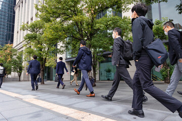 丸の内の朝の通勤風景