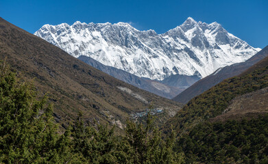 Fototapeta premium Beautiful view of Mt.Everest and Mt.Lhotse in Sagarmatha National Park of Nepal.