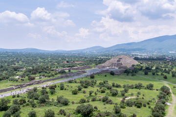 Fototapeta na wymiar landscape with the pyramid of the Moon in sun y day in Teotihuacan Mexico 
