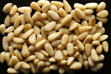 中華素材と松の実