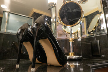 Fototapeta na wymiar 黒いエナメルのハイヒールと豪華な鏡　フェティッシュなイメージ　black shiny high heel and gorgeous mirror