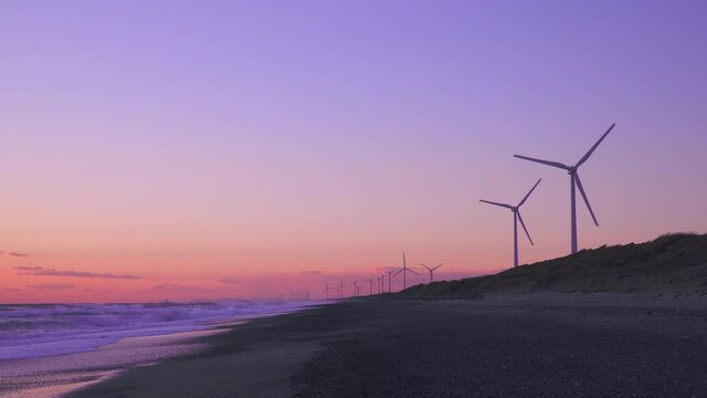 静岡県御前崎市の浜岡砂丘・浜辺の日没時の風力発電機