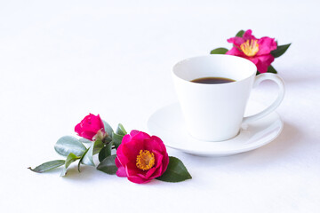 Fototapeta na wymiar 美しい山茶花とコーヒー