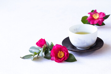 美しい山茶花と日本茶
