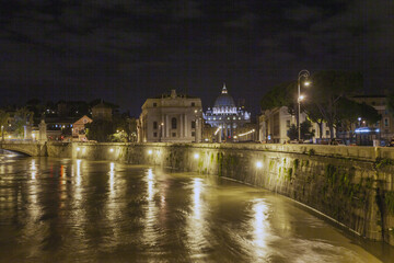 Fototapeta na wymiar Full of the Tiber River in Rome. Lots of rain and a lot of water flowing towards the sea