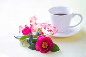 Obraz na płótnie Canvas ハートのリボンと美しい山茶花とコーヒー