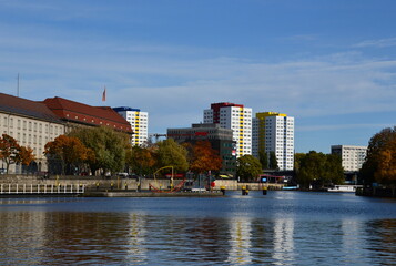 Panorama am Fluss Spree im Stadtteil Mitte, Berlin