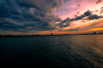 Obraz premium The background of the bridge stretches into the sea, with twilight light in the morning, beautiful colors, sky wallpaper and refreshing surroundings.
