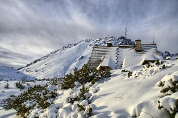 schronisko, Zima w Tatrach, góry w śnieżnej scenerii, śnieg, mróz