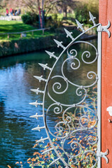 Schutzgitter an einer Hauswand, Ziergitter