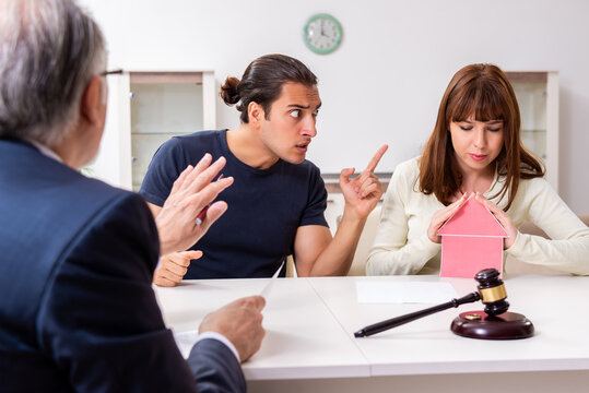 Lawyer talking to divorcing couple at home