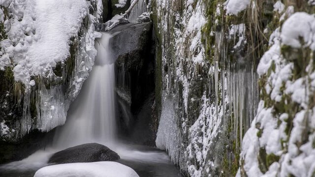 Menzenschwanderder Wasserfall im Winter
