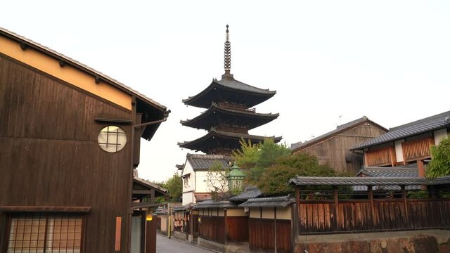 京都 八坂の塔　早朝　秋 