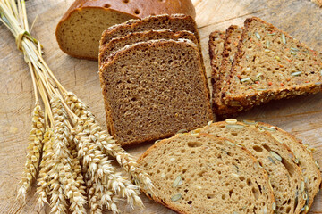 Verschiedene Brotsorten mit Getreide