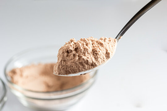 Cucharada de cacao en polvo para diluir en la leche