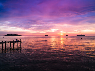 Obraz premium The beautiful lights of the sunset on the sea, make you feel relaxed and calm.