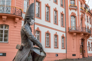 Naklejka premium Skulptur eines Gardetrommelers in Mainz mit Mundschutz