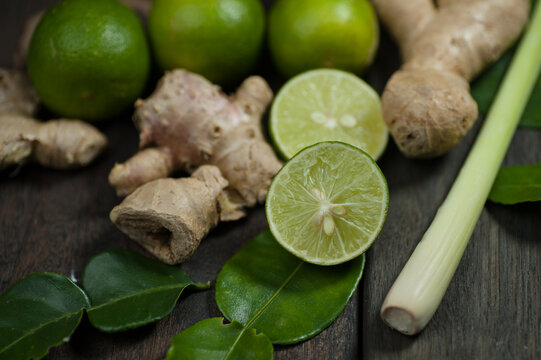 lime, ginger, lemongrass and lime wedges