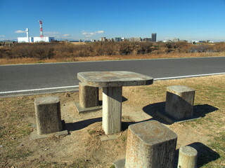 冬のサイクリング道路のある江戸川土手と冬枯れの河川敷風景