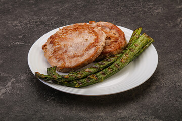 Grilled tuna steak with asparagus