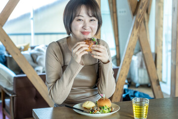 食事をする女性