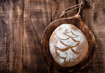 Sliced rye bread on cutting board, closeup.
