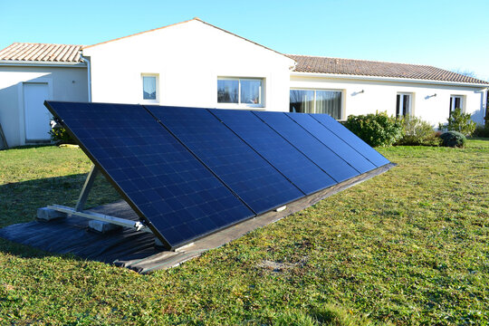 Installation de panneaux solaires au sol en autoconsommation. 