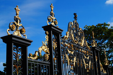 Detail des Eingangstores von Kensington Palace in London - obrazy, fototapety, plakaty
