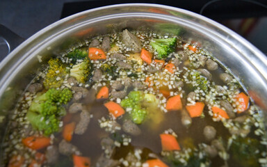 Ein Topf Gemüsesuppe, Hühnersuppe mit Karotten, Leberknödel, Brokkoli und Bio Gemüse, Suppentopf nach Omas Hausmittel