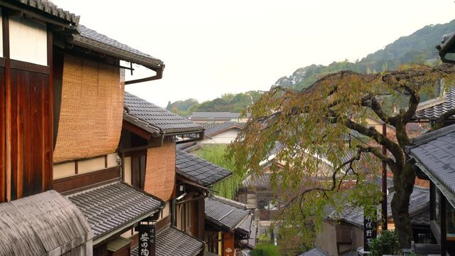 京都 八坂　産寧坂からの眺め　朝　秋 