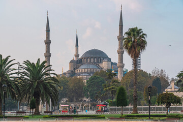 Fototapeta na wymiar Sultanahmet Camii or Blue mosque on sunrise view from the Sultan Ahmet Park in Istanbul, Turkey