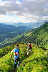 Obraz premium Bergwandern im sommerlichen Kleinwalsertal