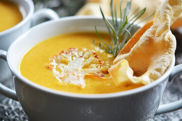 Gemüsesuppe mit Stück Blumenkohl