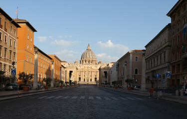 Basílica de São Pedro com ruas vazias. Vaticano, Itália. Covid 19, lockdown.