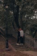 Fototapeta na wymiar Молодая пара в парке на прогулке