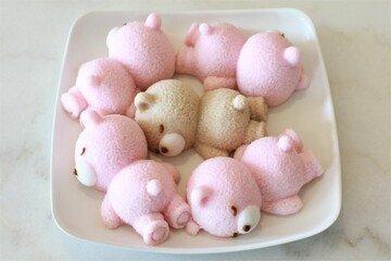 The pink bear and brown bear white jelly candy are placed on the plate.