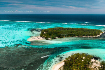 Fototapeta na wymiar View from the height of the east coast of the island of Mauritius in the Indian Ocean. Beautiful lagoon of the island of Mauritius,