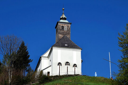 Josefikirche auf einer Anh&ouml;he in Bad Schwanberg vor blauem Himmel (Weststeiermark)